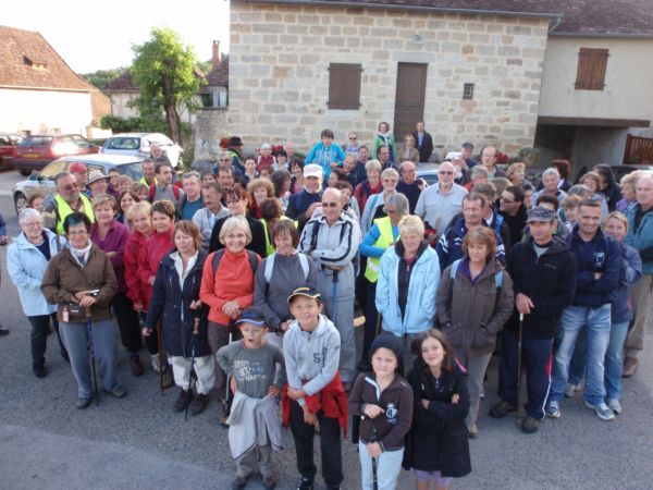 un groupe d`une centaine de randonneurs 