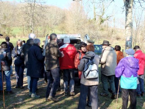 ravitaillement auprès de la voiture suiveuse