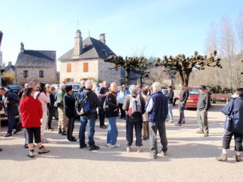 rassemblement sur la place du village