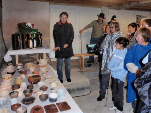 Pascale fabrique des bijoux et des petits objets en poterie et vannerie