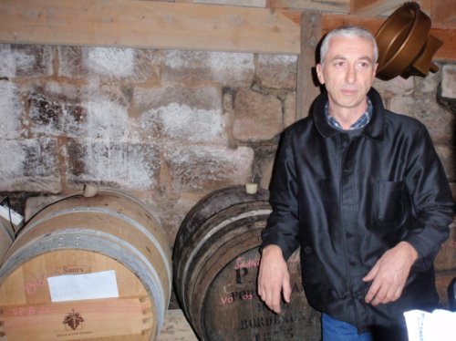 Jean est viticulteur en bio (vin paillé et vin rouge)