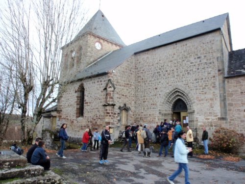 arrivée à l`église de Marcillac-la-Croze